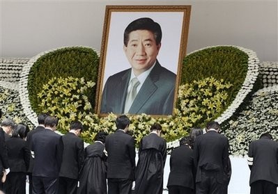 Family members of former President Roh Moo-hyun bow in front of his portrait in a funeral service at the Gyeongbok Palace Family members of former President Roh Moo-hyun bow in front of his portrait in a funeral service at the Gyeongbok Palace